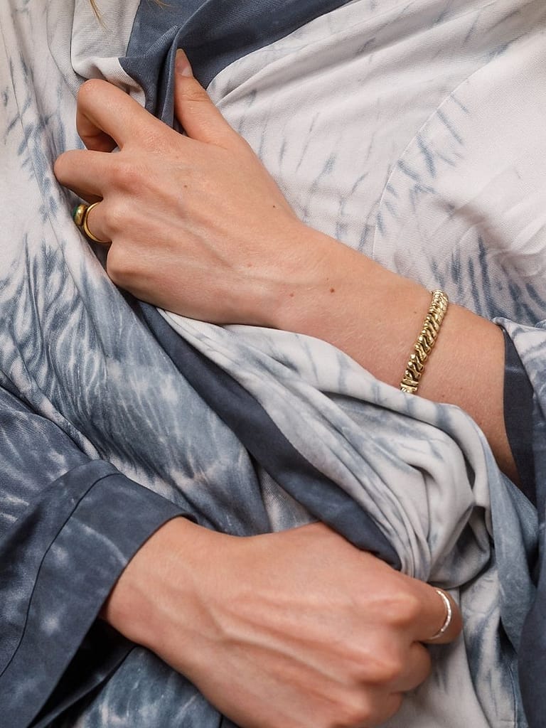 Kimono Nahaufnahme blaue Federfärbung