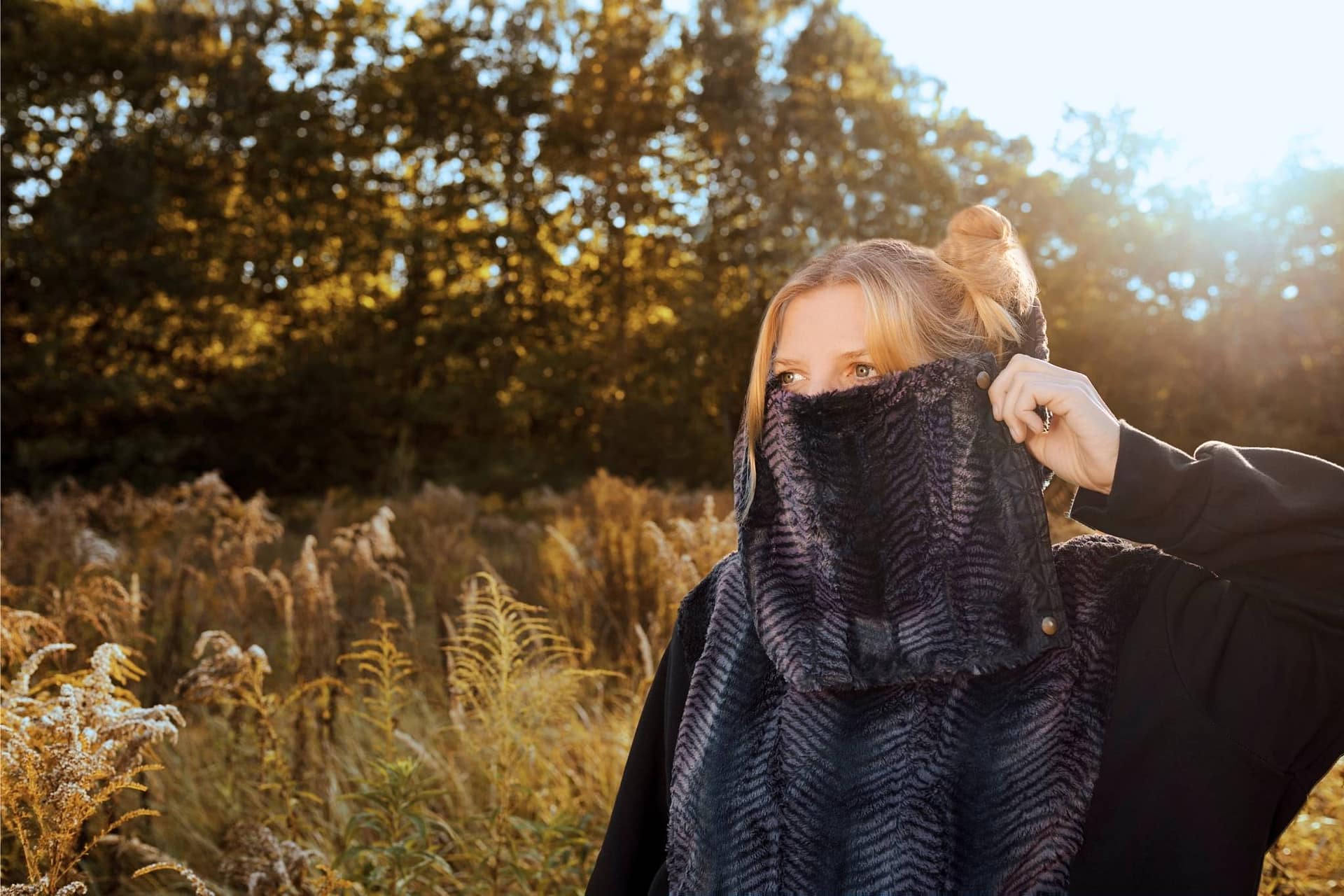 Frau trägt Funkadelic- Pulli, Model black Snake.